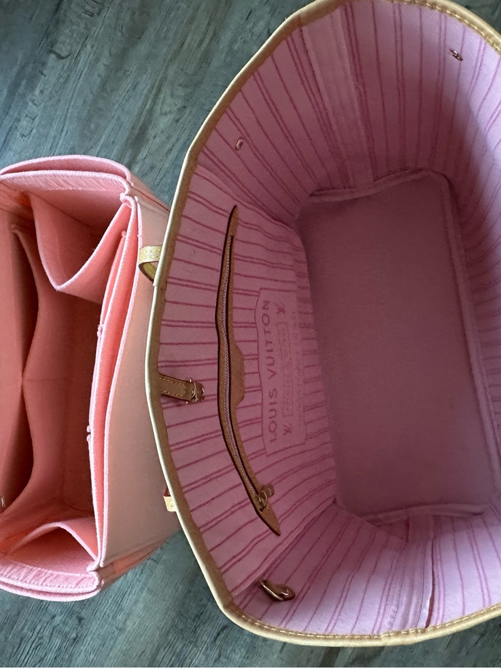 Louis Vuitton Damier Azur Tote with Pink Interior - Picture 9 of 9
